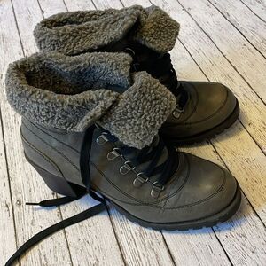 MUDD Ridge Grey Fur Trim Chunky Heel Lug Sole Ankle Boots size 9.5